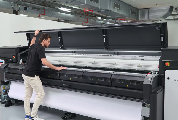 The FS60 carries 10L ink cartridges, with the FS60 W featuring a 3L white cartridge. 