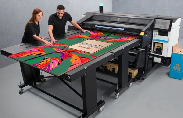 The Hybrid R530 Latex features roll-away tables 