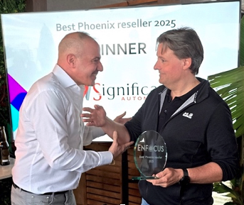 Marc Raad (L) receives Enfocus Phoenix Global Reseller of the Year Award from Maxim Heyndrickx,Enfocus.